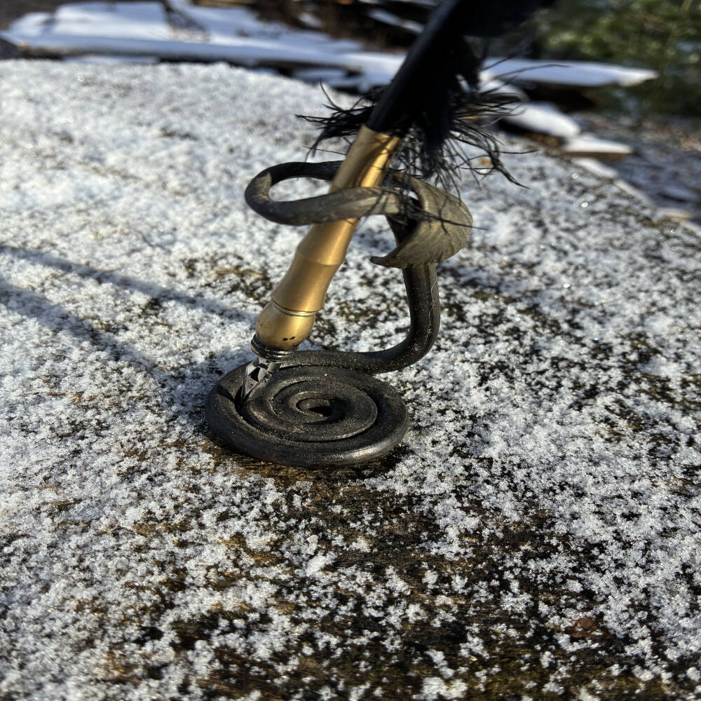 Hand-Forged Leaf Vine Pen Holder – Rustic Blacksmith Desktop Sculpture