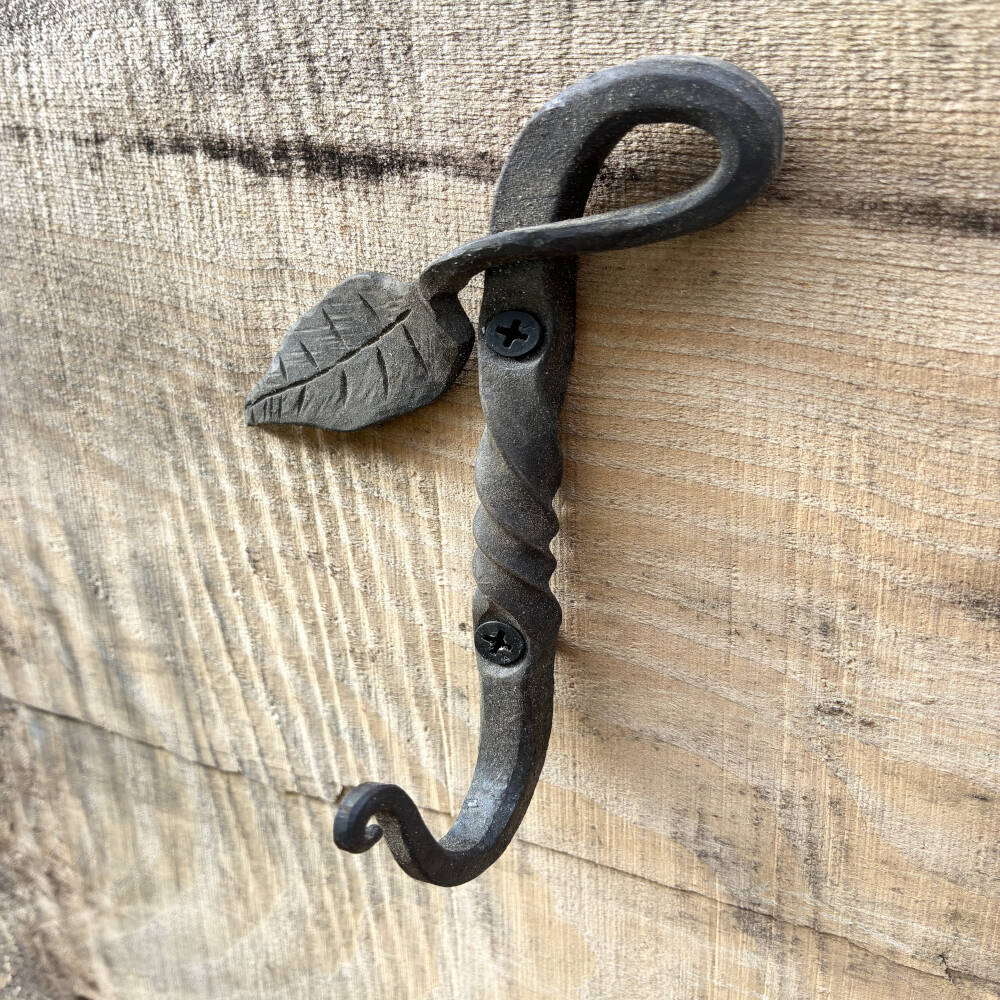 Hand-Forged Leaf Hook – Wrought Iron Wall Hook with Nature-Inspired Design