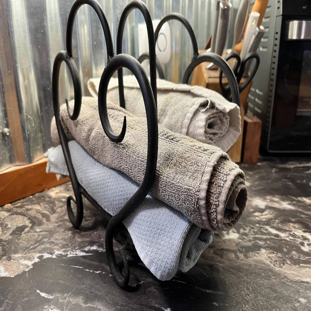 Forged Kitchen Organizer – Hand-Forged Steel Cutting Board & Bakeware Rack