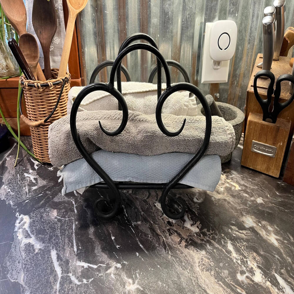 Forged Kitchen Organizer – Hand-Forged Steel Cutting Board & Bakeware Rack