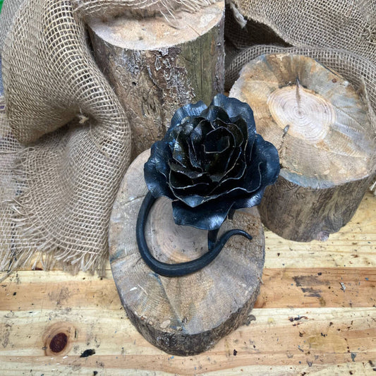Hand-Forged Iron Pedestal Rose Sculpture – Eternal Metal Rose