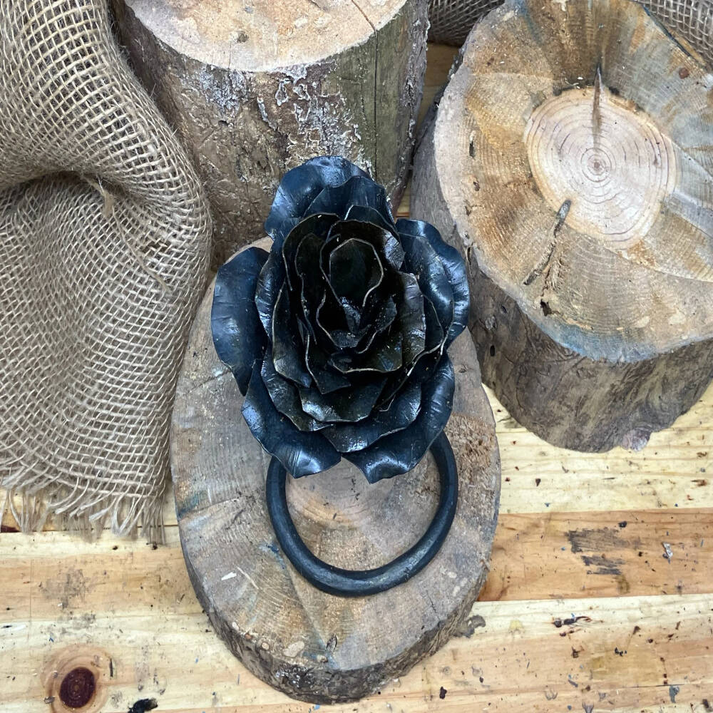 Hand-Forged Iron Pedestal Rose Sculpture – Eternal Metal Rose